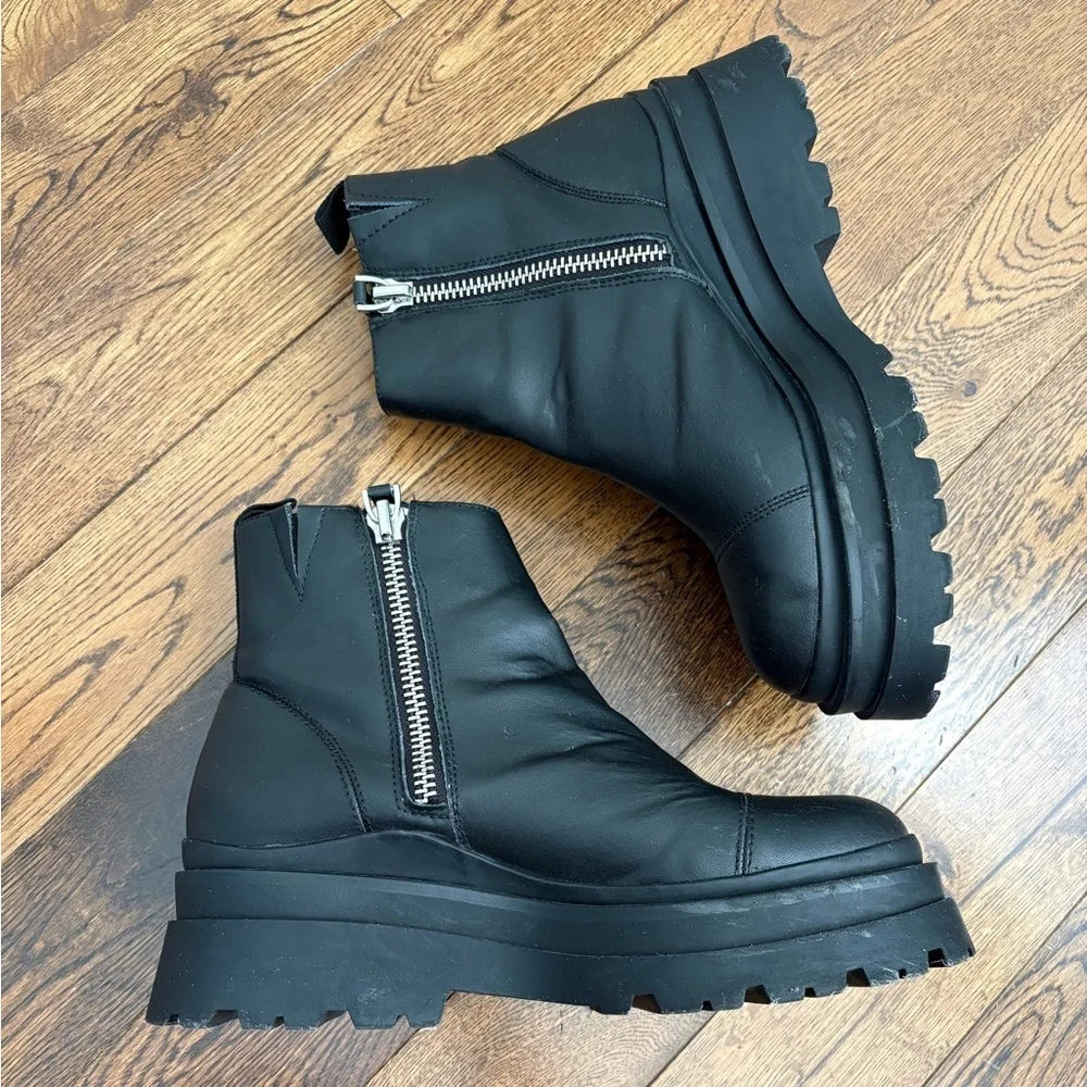 Forever 21 Black Platform Ankle Boots with Side Zip Size US Women 9 / EUR 40
